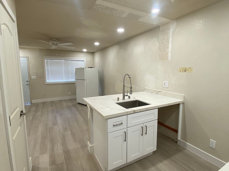 1st image of 475 Willow Ave #477