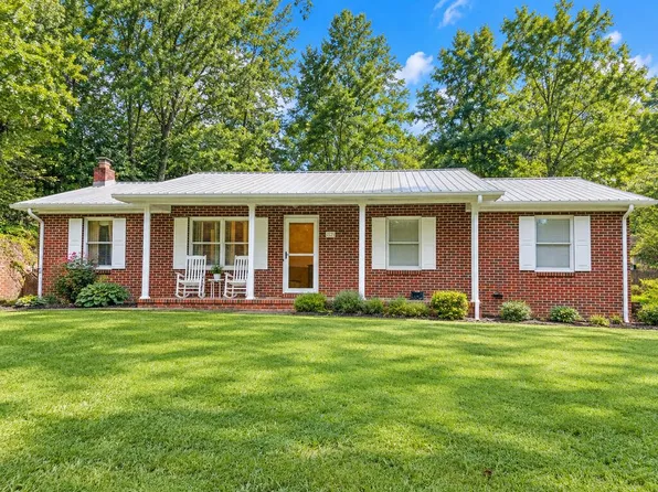 321 Star St, Pounding Mill, VA 24637