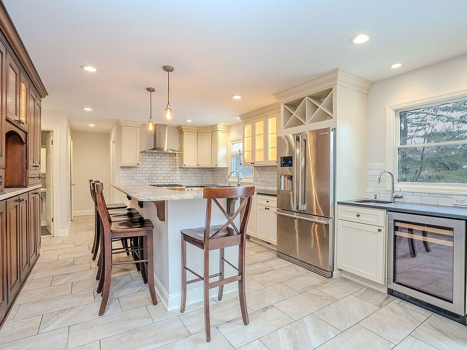 2nd image of 30 Laurel Wood Dr