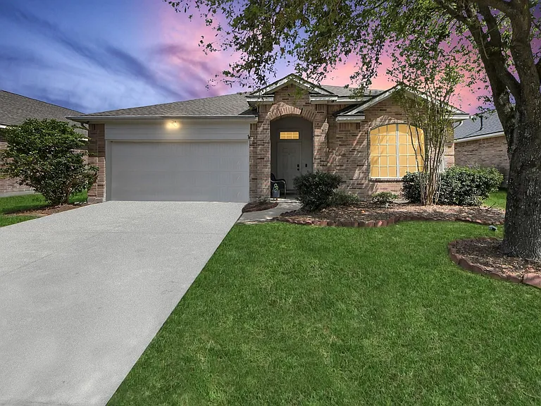 1922 Makenna Ln — Photo 1