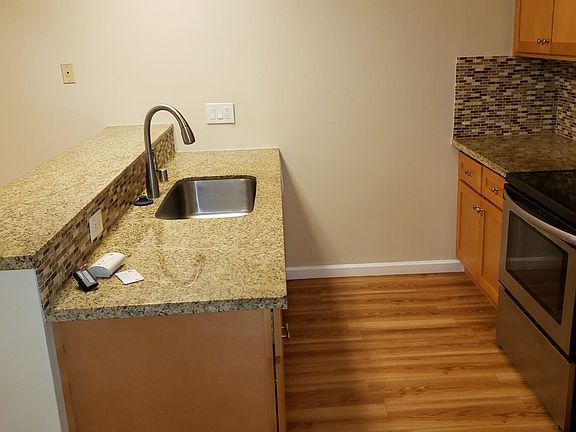 4th image of 140 Carlton Ave APT 3