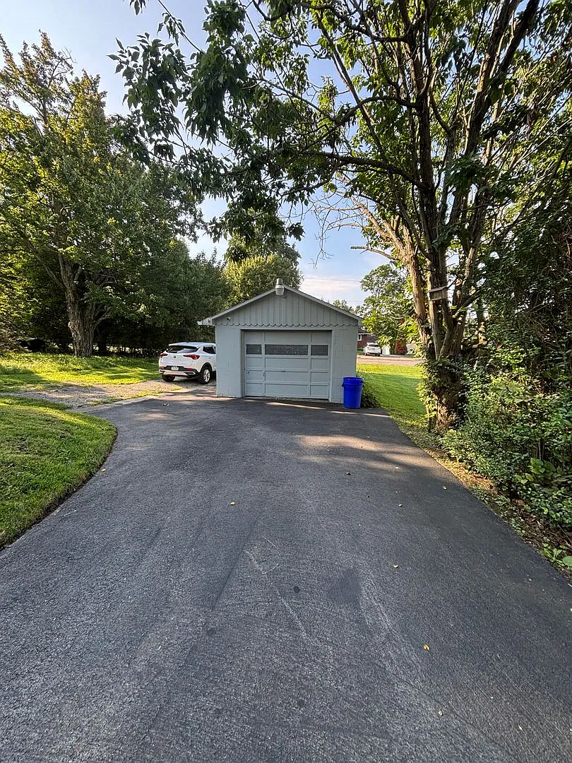 3 Bedroom Home North Hill Area — Photo 4