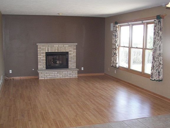 Family Room w/ Gas Fireplace