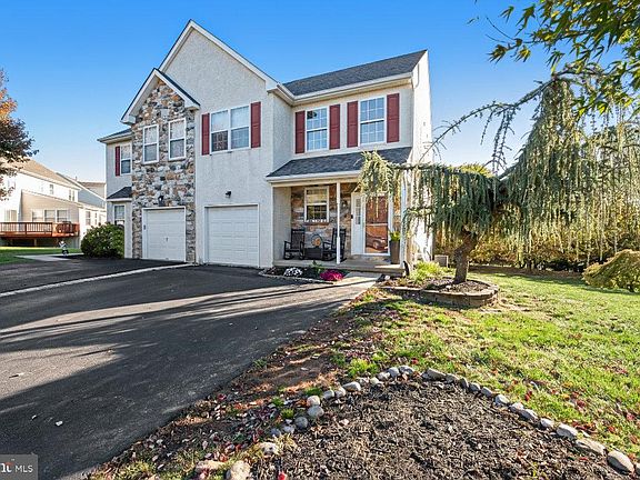 3rd image of 934 Heritage Dr