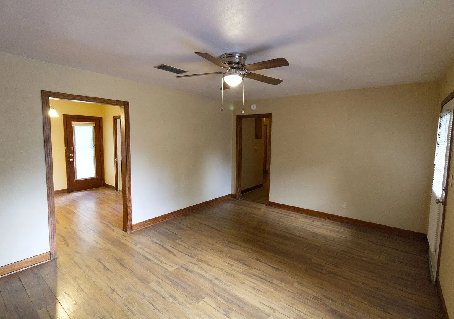 Charming 4 Bedroom, 2 Bathroom House — Photo 3