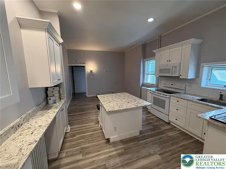 527 1st Ave — Photo 3
