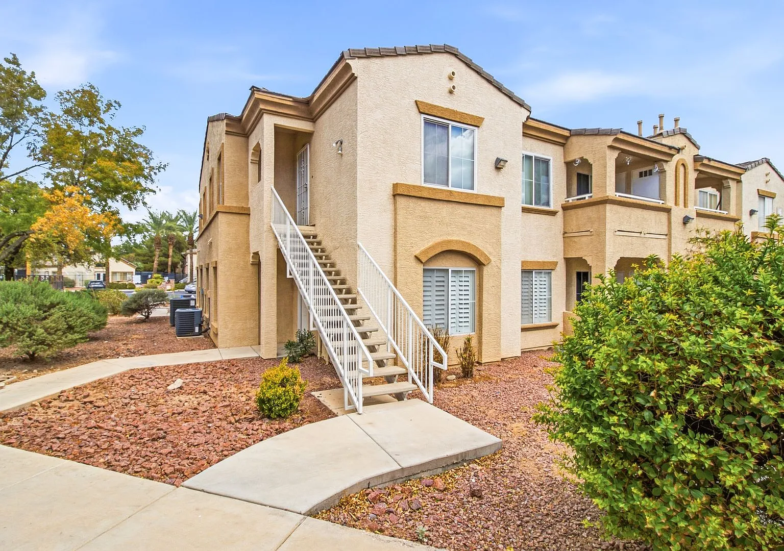 3400 Cabana Dr — Photo 2