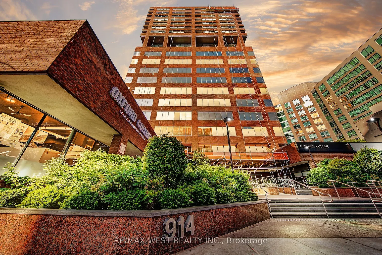 914 Yonge St #1202 photo 1