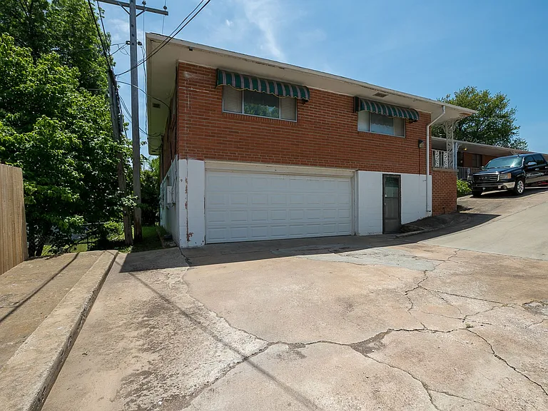 1401-1403 S Frisco Ave — Photo 7