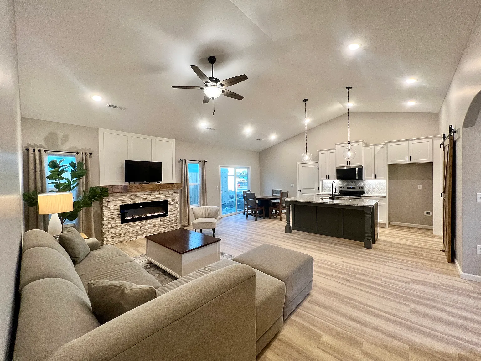 3 bed, 1446 sqft, $2,300 — Photo 3