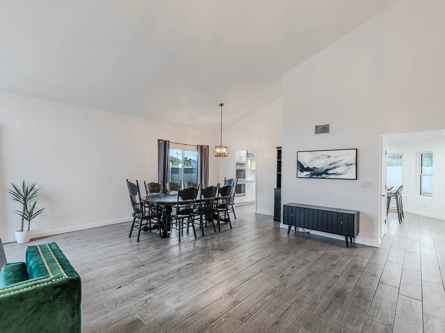 4 bed, 2.5 bath, 2296 sqft, $2,600 — Photo 2