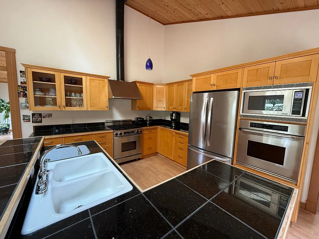 2 bed, 1.5 bath, 1900 sqft, $3,000 — Photo 4