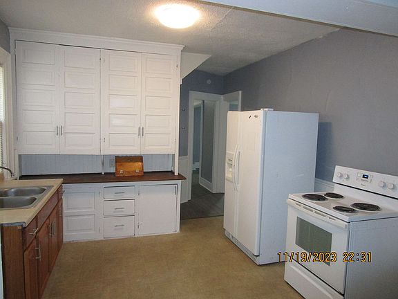 5th image of 918 W 10th St APT 1