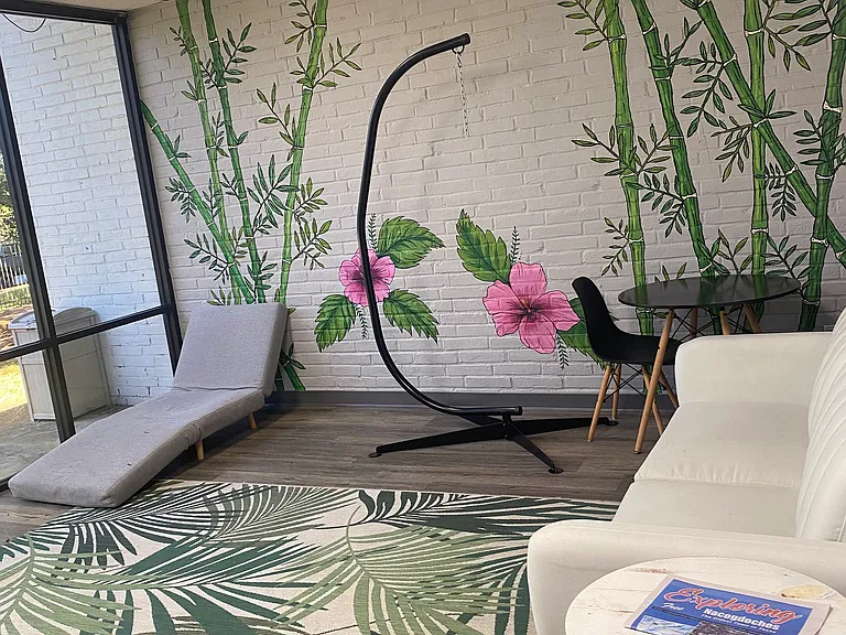 Uptown Apartments — Photo 11