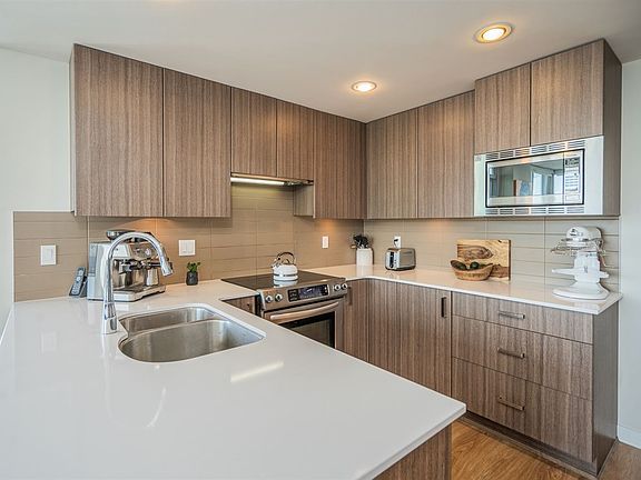 5th image of 125 Columbia St #1806