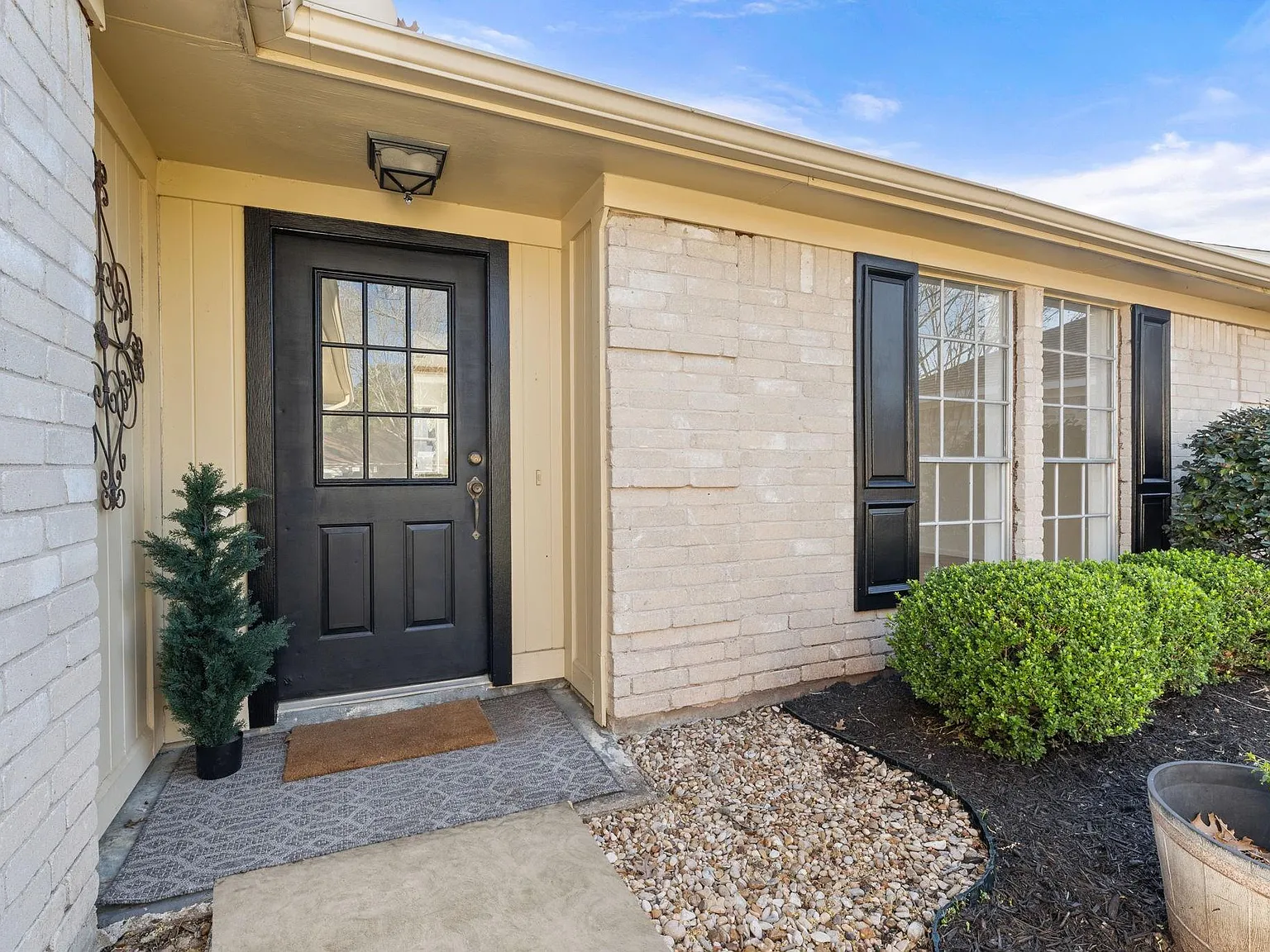 2 bed, 2.0 bath, 1295 sqft, $2,000 — Photo 1