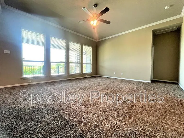 820 Glenstone Dr — Photo 4