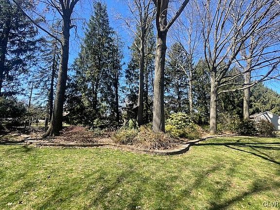 4th image of 393 Hillview Dr