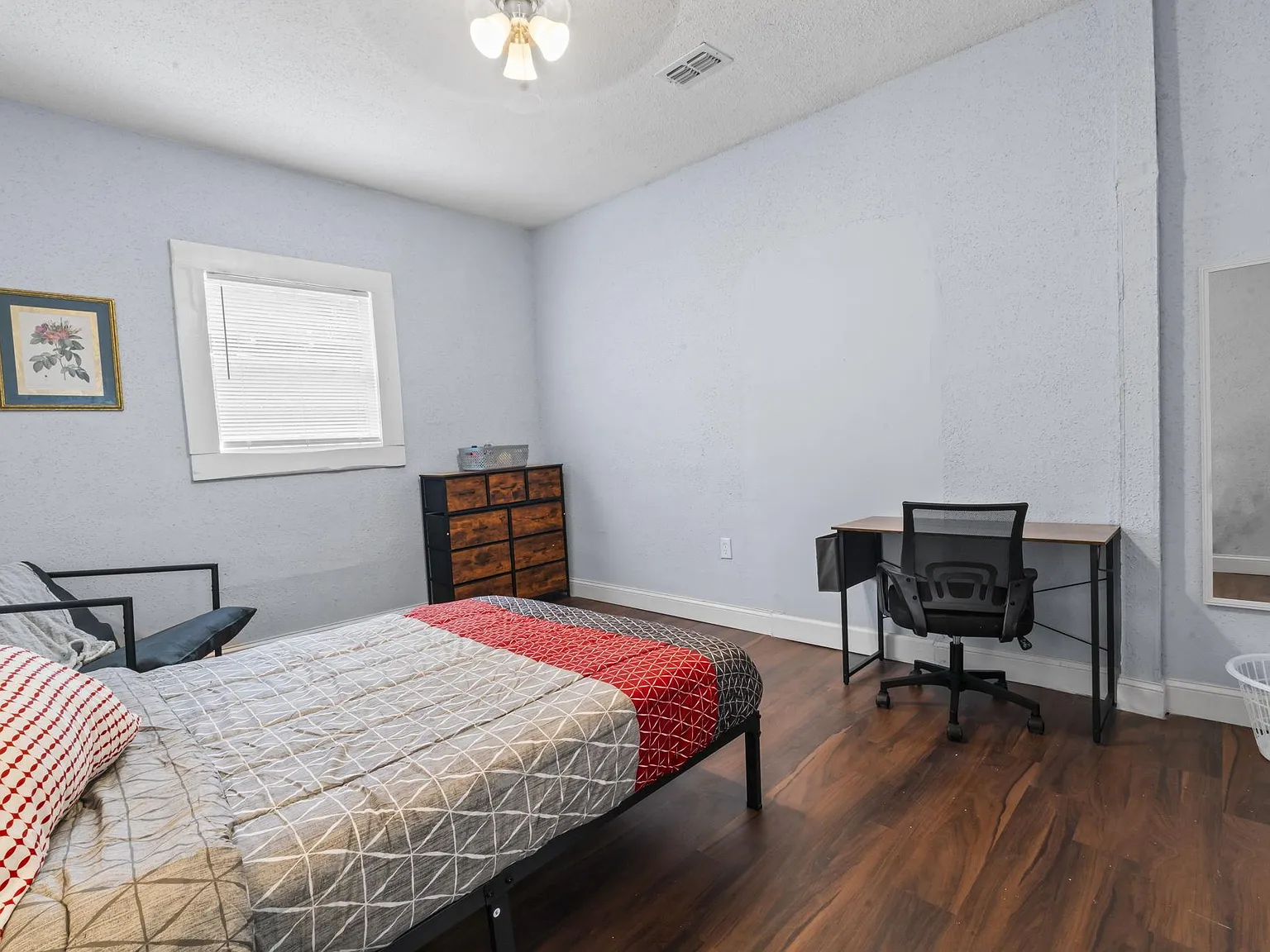 4 bed, 3.0 bath, 1750 sqft, $620 — Photo 2