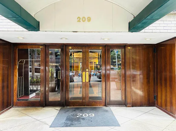 209 East 56th Street image 20 of 34