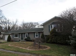 109 W King St, Avon, IL 61415
