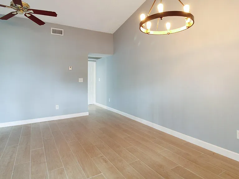 960 N Franklin Ave #960D — Photo 18