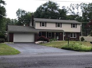 32 Beechwood Dr, Clifton Park, NY 12065