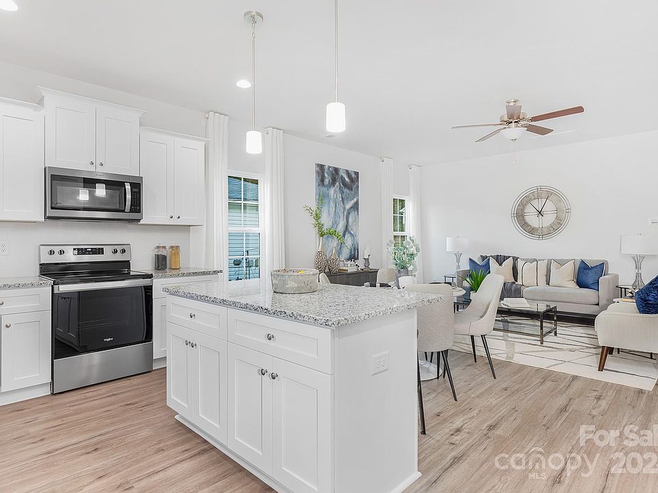 1st image of 207 S Skyland Dr