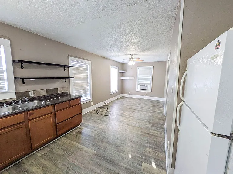 722 Avenue C — Photo 6