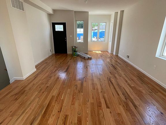 3rd image of 581 W Caswell Ave #1