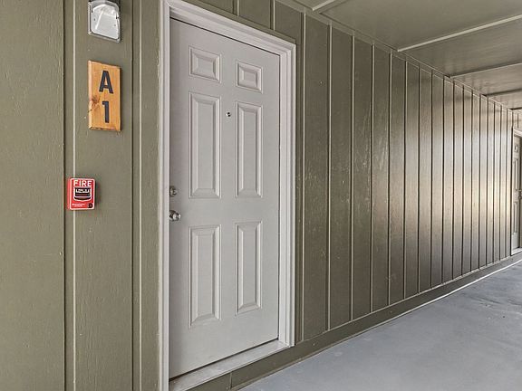 4th image of 1128 W College St #A-1