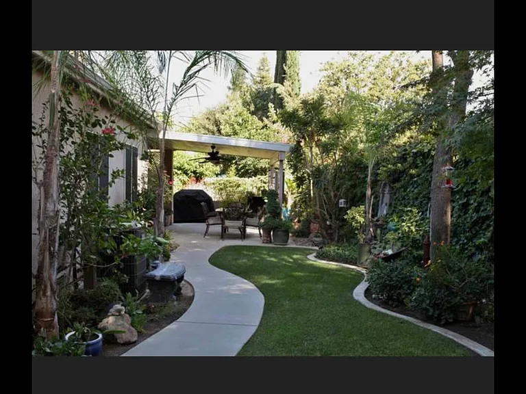 W Roberts Ave — Photo 17