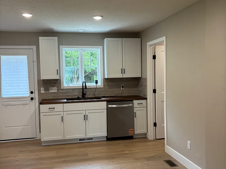 1116 W Broadmoor St — Photo 3