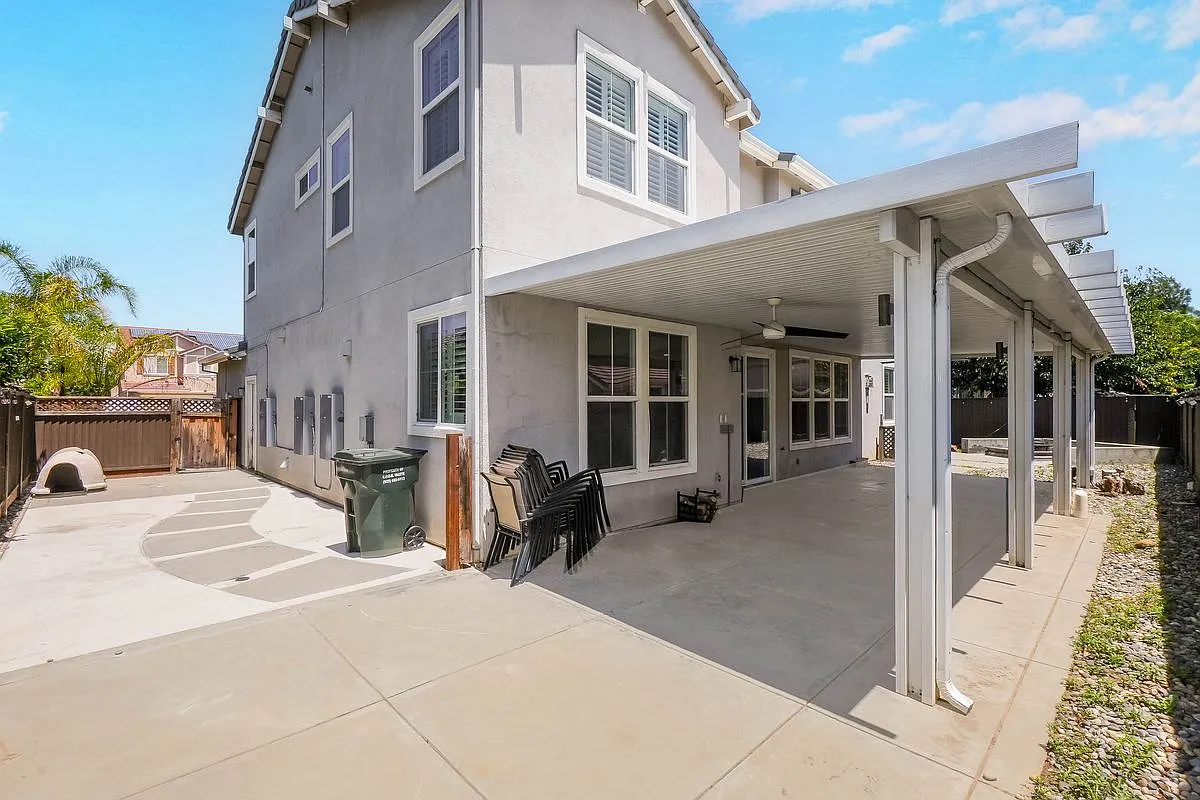 5 bed, 4.0 bath, 3502 sqft, $5,075 — Photo 2