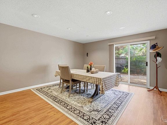 5th image of 6124 The Oaks Ln