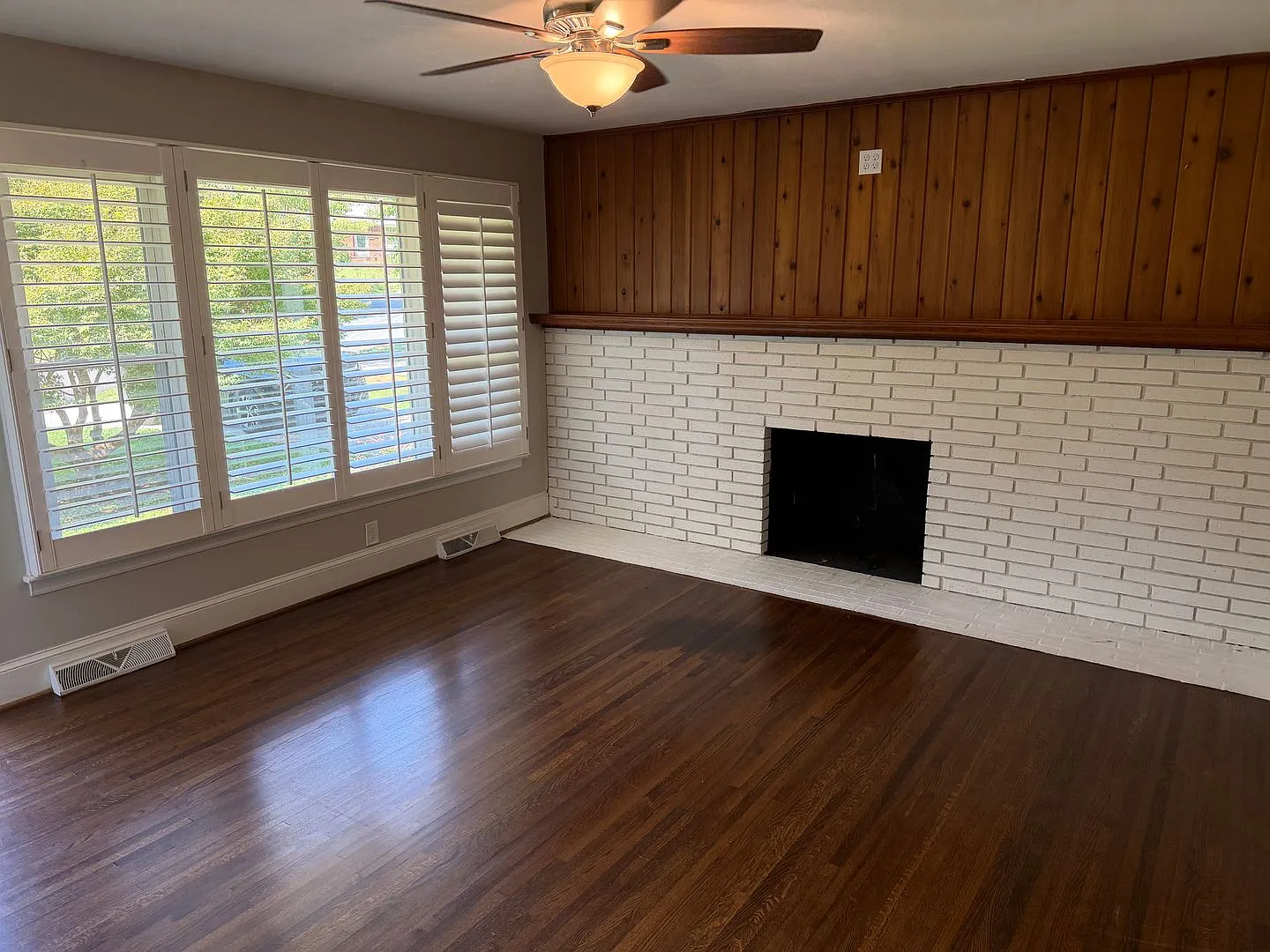 Beautiful Three Bedroom Home in Amity Gardens! — Photo 2