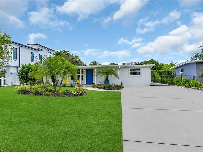 2048 Holiday Ln — Photo 2