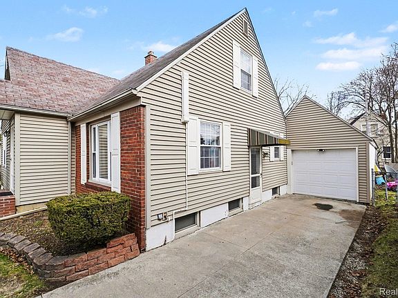 5th image of 151 Commonwealth Ave