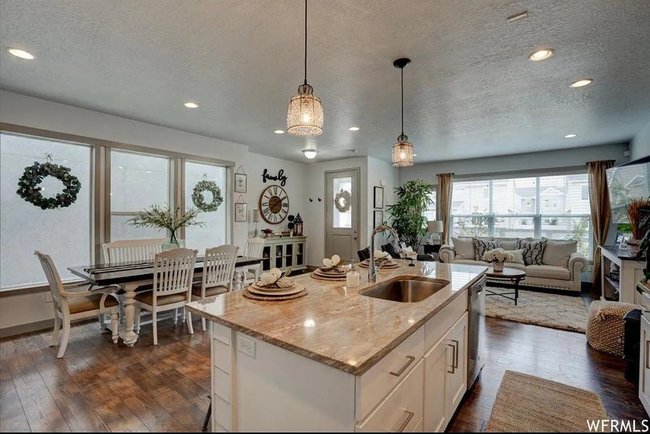 2403 N Holbrook Way — Photo 4
