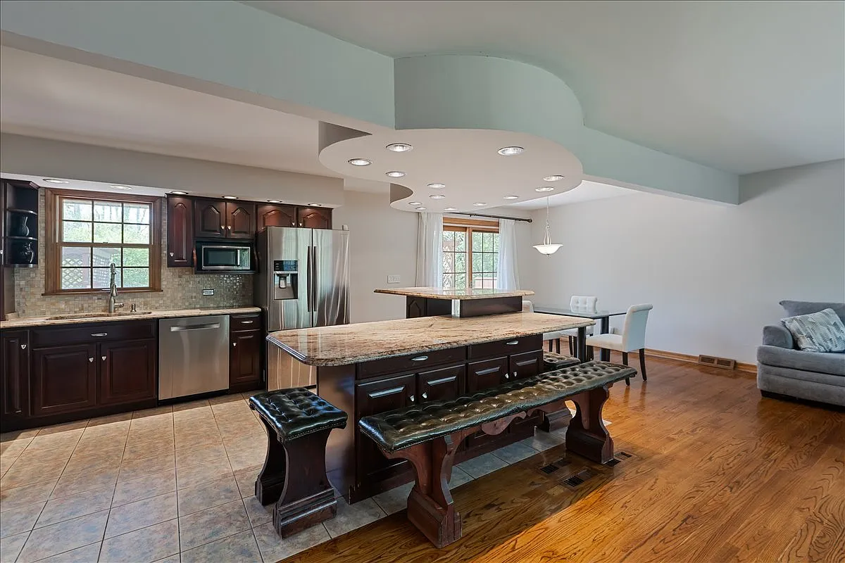 4 bed, 2.5 bath, 2378 sqft, $4,900 — Photo 3