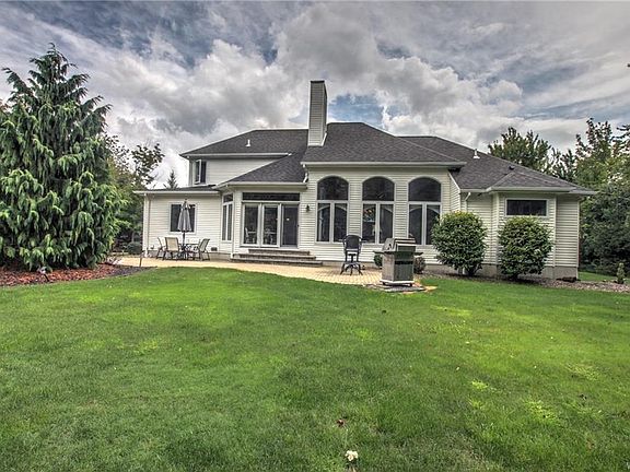 2nd image of 3326 Queens Ln