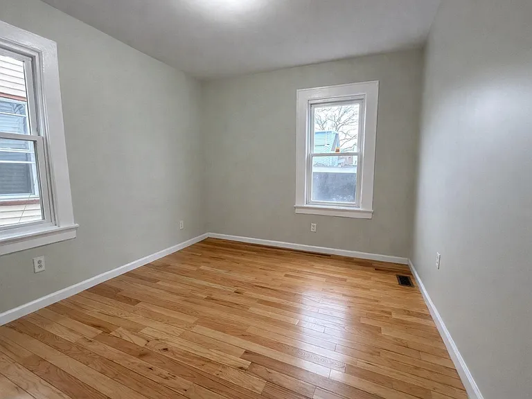 23-25 Cedar Ave — Photo 6