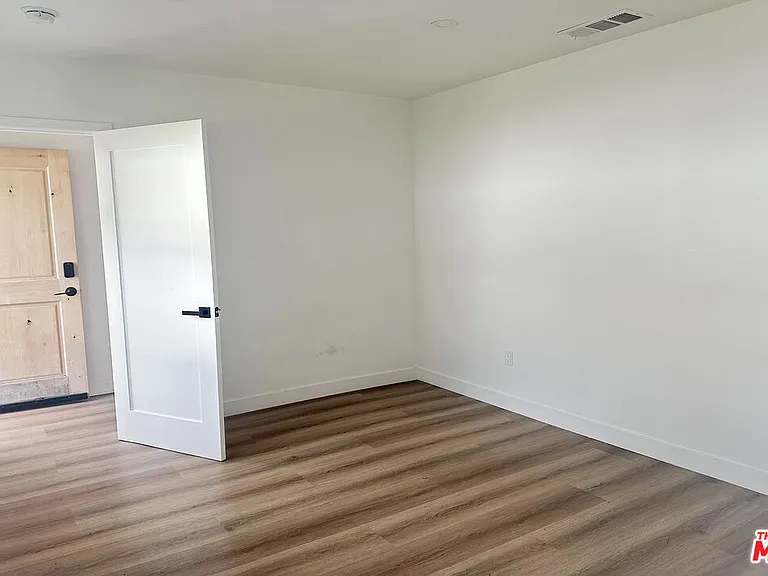 5928 S La Brea Ave — Photo 8