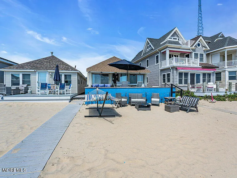 115 Beachfront — Photo 2