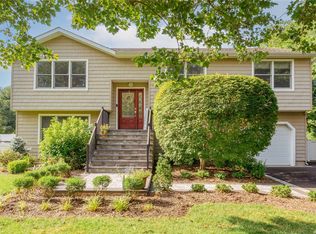2 Shetland Ln, Saint James, NY 11780
