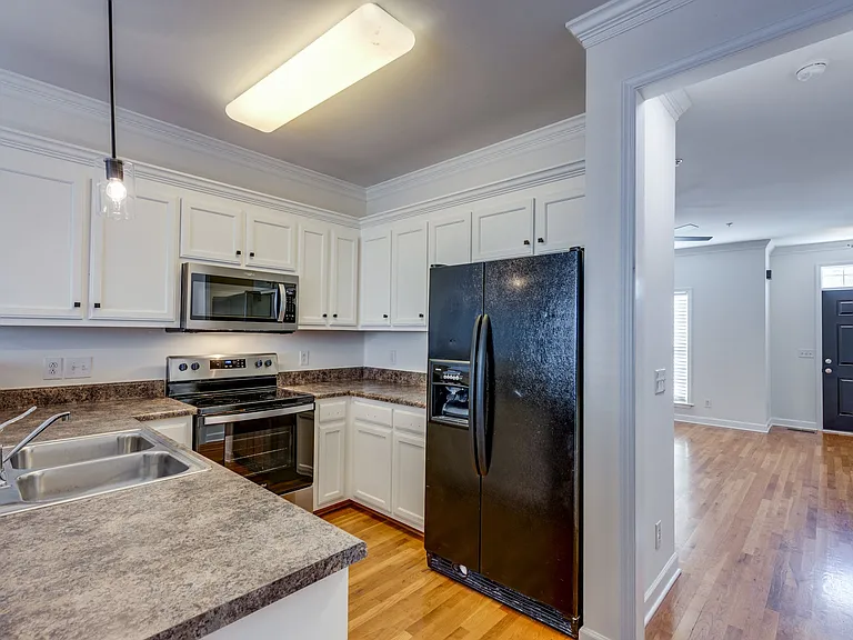 1002 McKenna Dr — Photo 4
