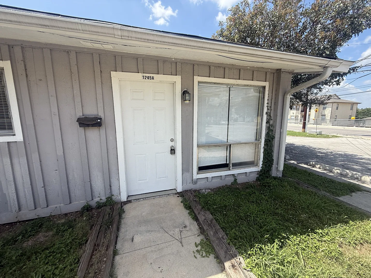 1243 North LBJ Drive - B — Photo 2