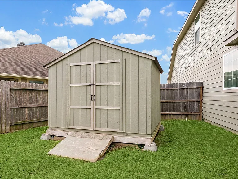312 Brocks Ct — Photo 22