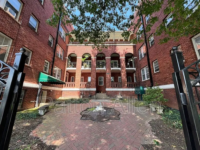 116 E Chestnut St #32 — Photo 23