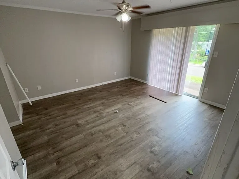 1102 Lilac Dr — Photo 5